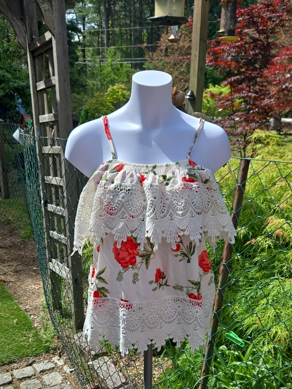 No Boundaries White Floral Lace-Trim Spaghetti Strap Camisole with Red Roses